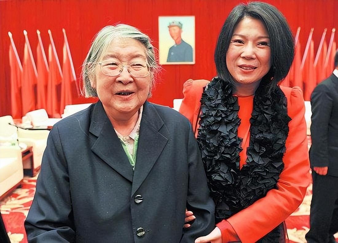 1981年李敏生病住院无人照料,秦基伟得知后下令:孔令华调到北京