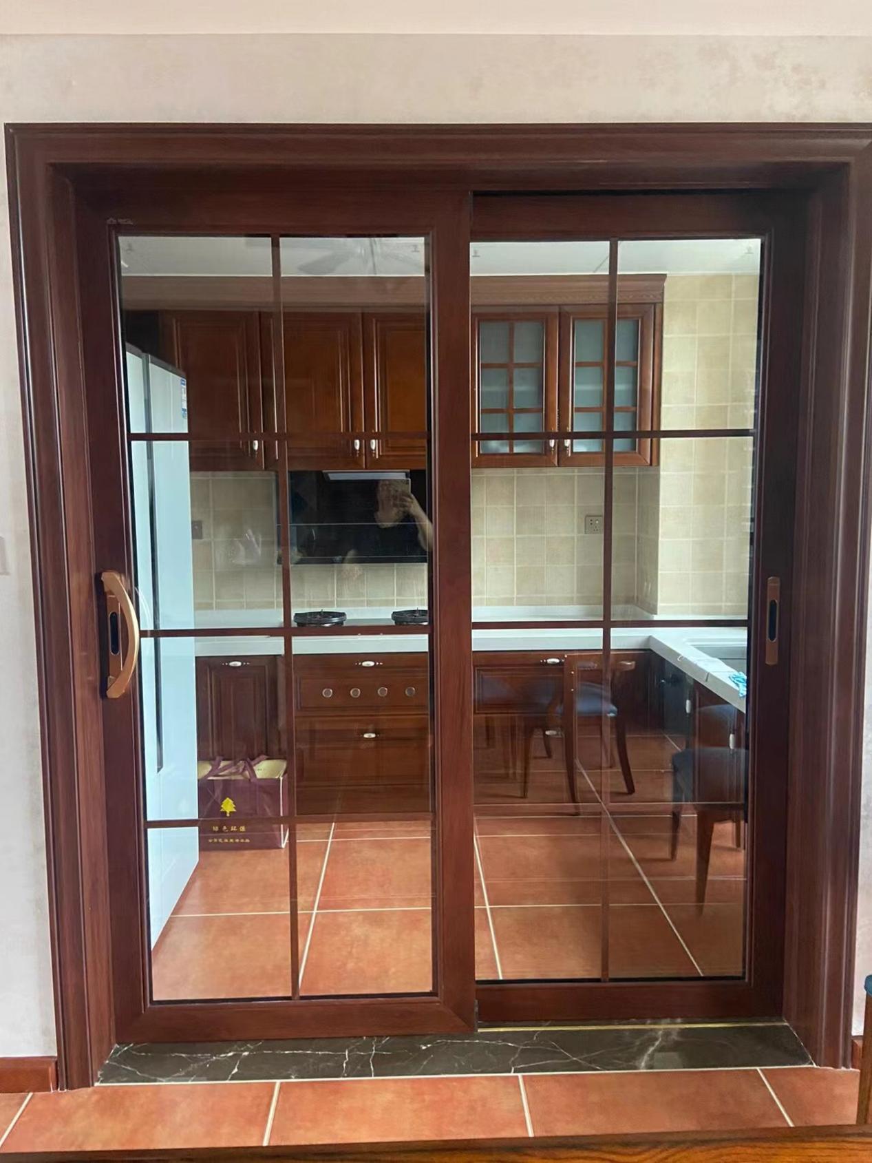 玻璃推拉门的密封性并不理想,虽然有些产品的密封性不错,但是价格很