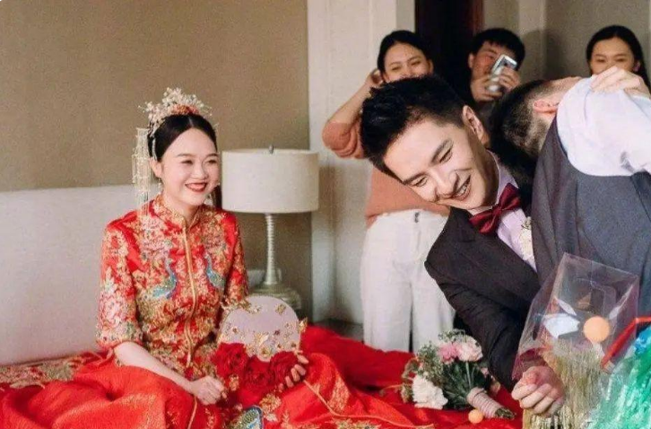 上曝出了李瑞结婚的消息,此时28岁的他已经成为了一个帅小伙,貌似杨洋