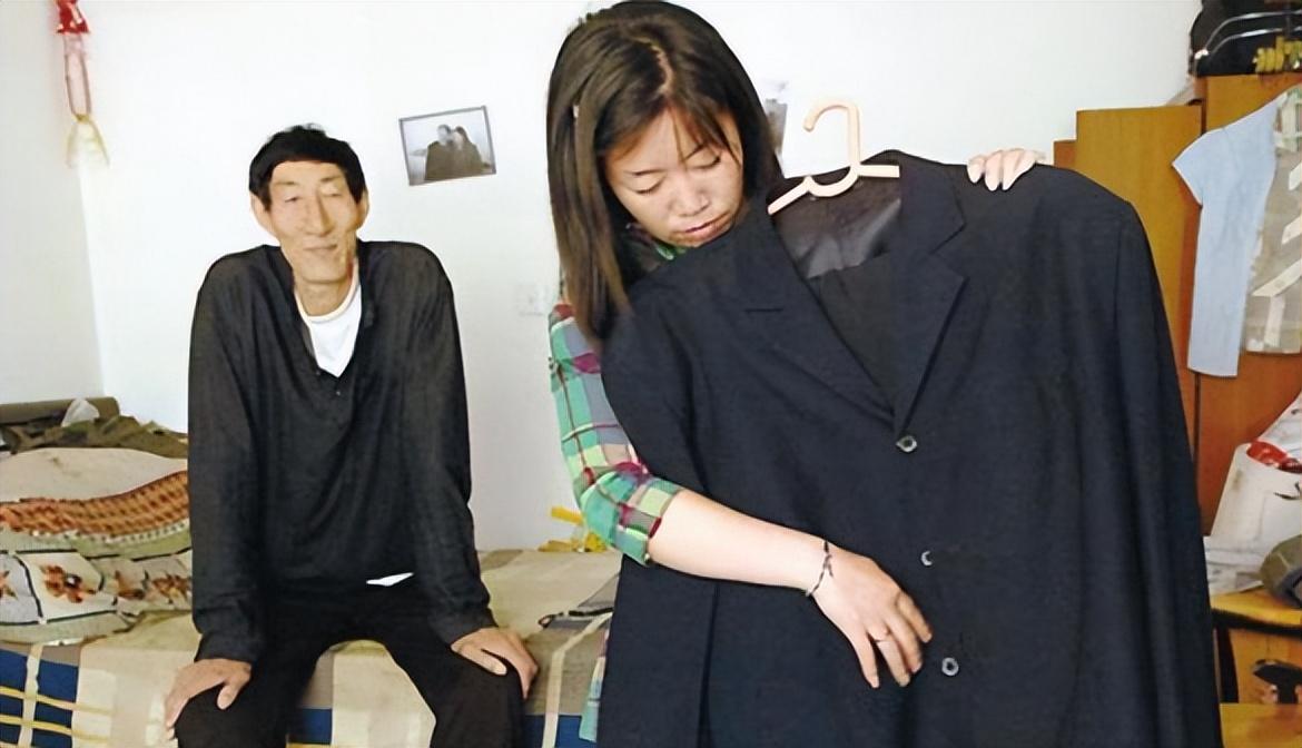 回顾中国"巨人"鲍喜顺,不听医生劝告执意生子,现在儿子身高多少?