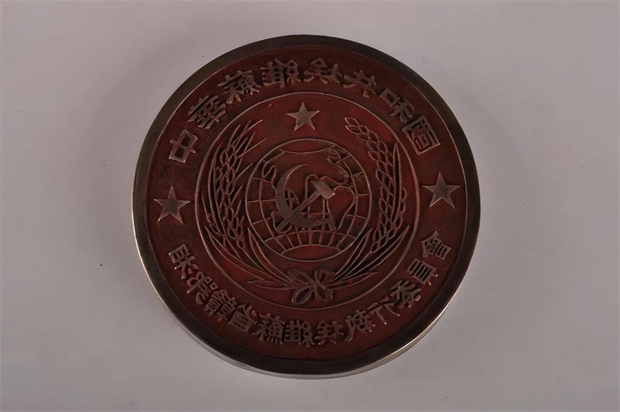 一个随意盖在笔记本上的印章