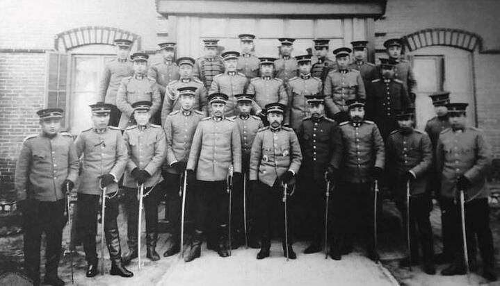 图片源于网络1940年,叶蓬任汪伪政权军事委员会常务委员,培养,训练了