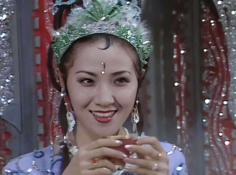 因玉鼠精也想和唐僧成亲,但感情不同于女儿国国王的心动,而是用魅惑的