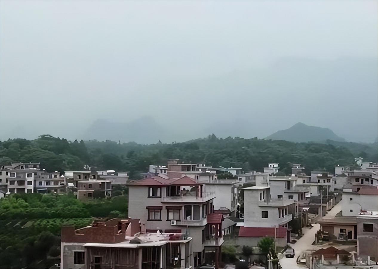 桂林市兴安县公安局一下子来了三个报案人,他们都是湘漓镇老宅村的