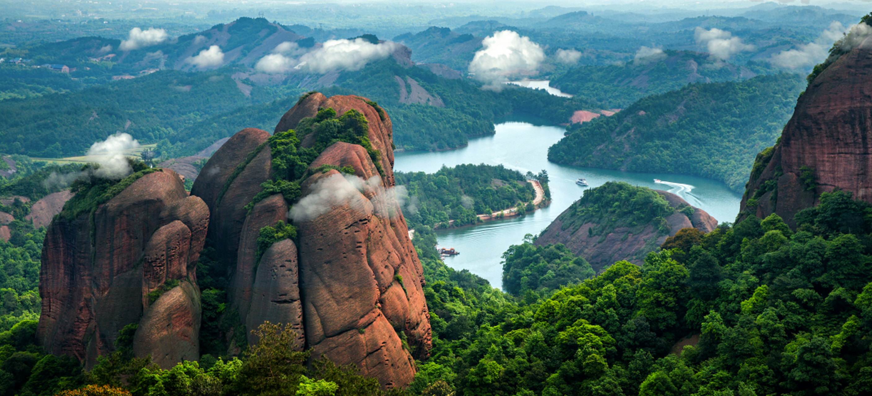 江西风景独好,推出"欢乐周末一日游"活动,包括参观方志敏纪念馆,探访
