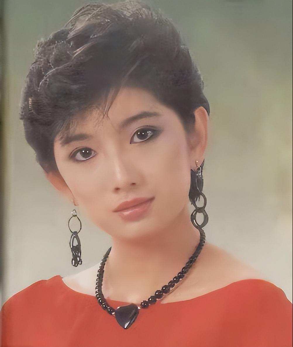 1982年,刘玉璞参加了邵氏电影公司新人的选拔赛,凭着清秀的外表以及