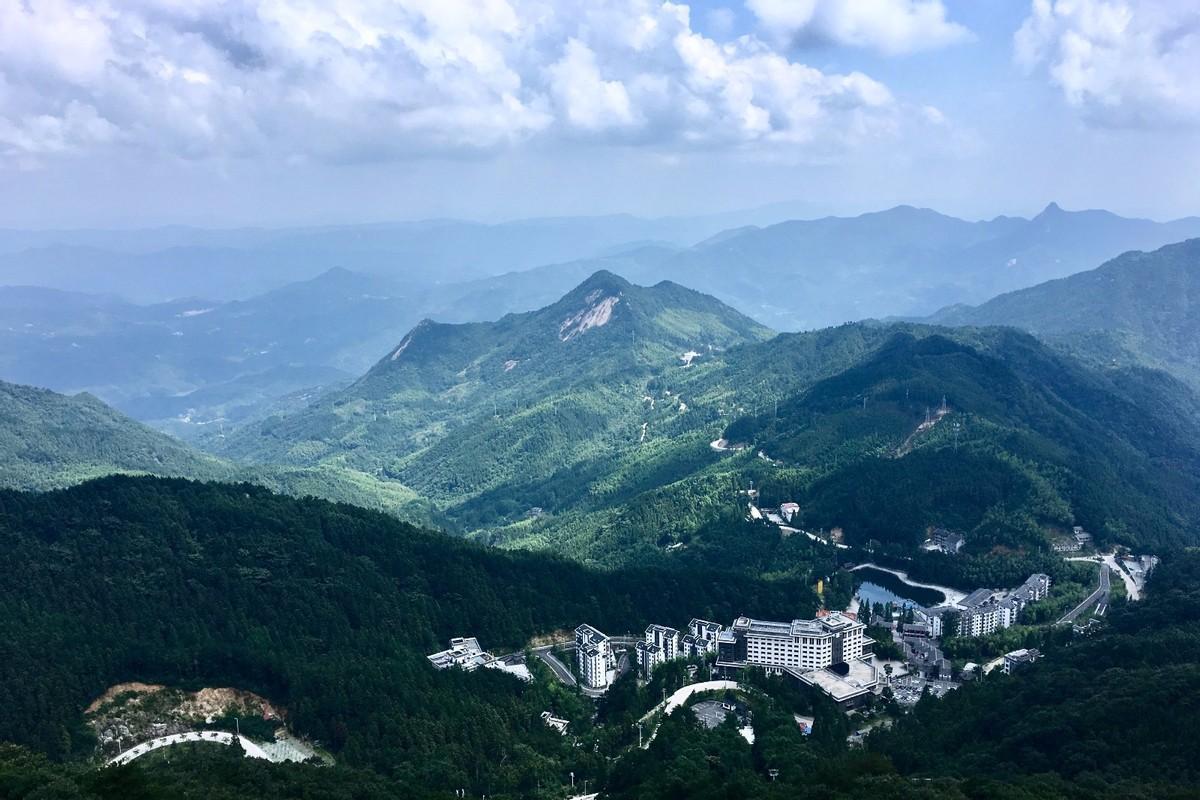 1910年1月21日,周镐出生于湖北罗田三里桥乡七里冲周家垸的一个普通