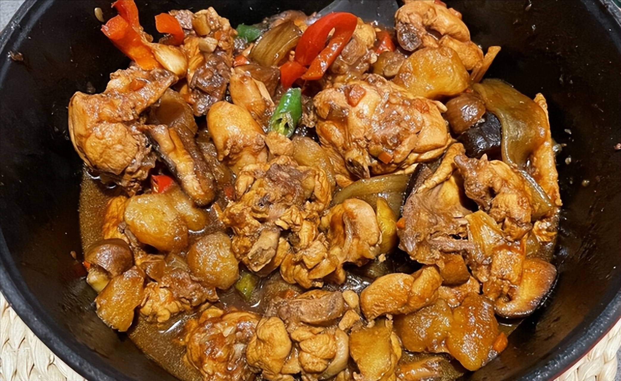 炖煮鸡肉时,采用不同于传统的烹饪方法,避免焯水,用浸泡和腌制代替