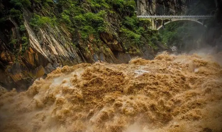 然而,随着时代的变迁,人们对洪水泛滥的担忧焦点似乎已从黄河转向长江