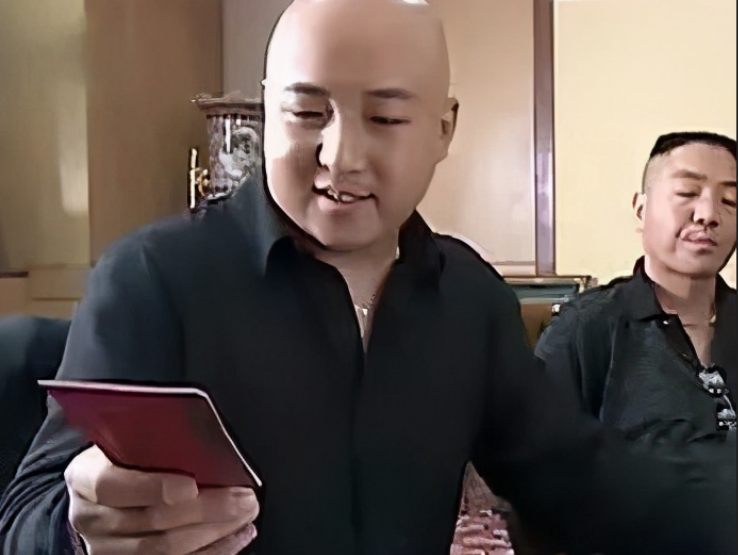 徐志森(张晨光饰)家财万贯的成功人士,年轻时为梦想"奋斗"抛弃妻子,老