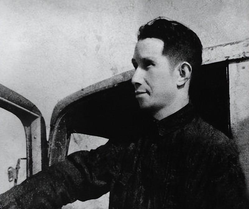 1944年叶飞去诊所看牙,见到墙上字画回来急命:立即抓捕老医生