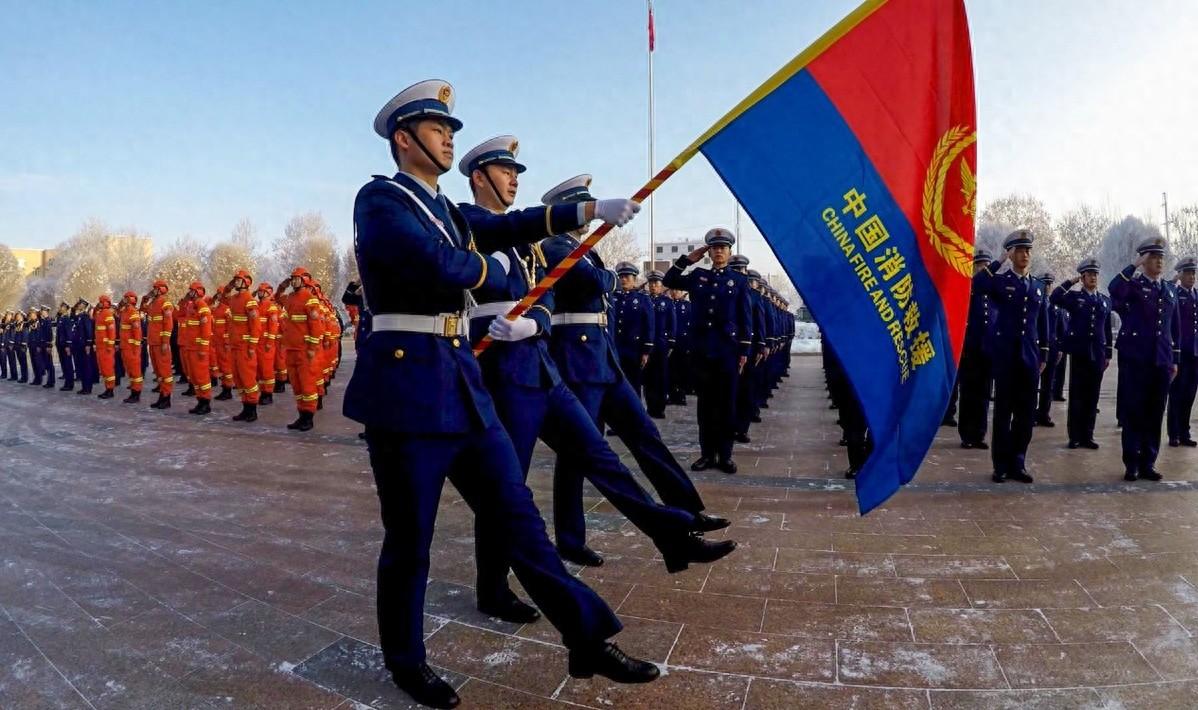 消防队脱离武警后,不再是军警身份,但保持军事化特点,隶属于国家应急