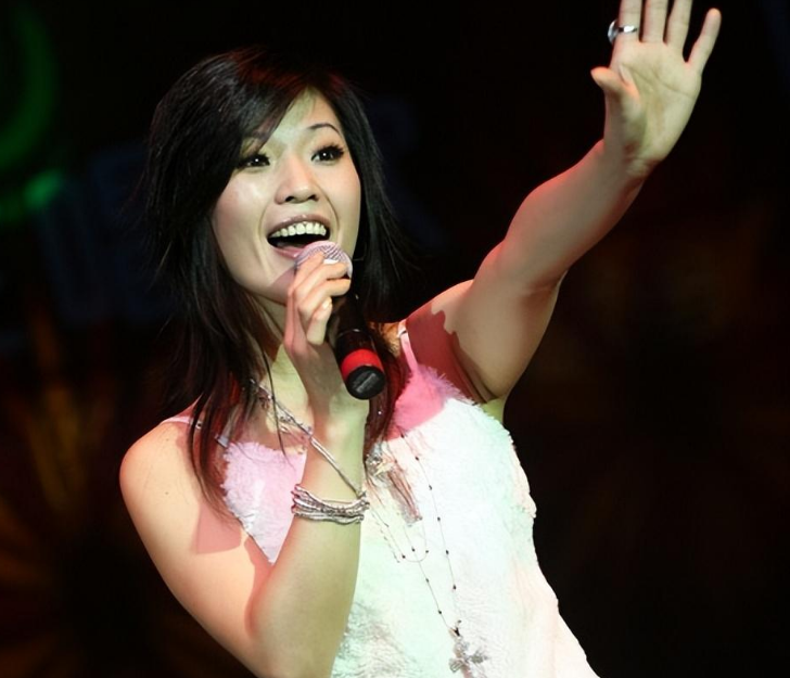 专辑《寂寞在唱歌》,其中的歌曲《一直很安静》作为《仙剑奇侠传》