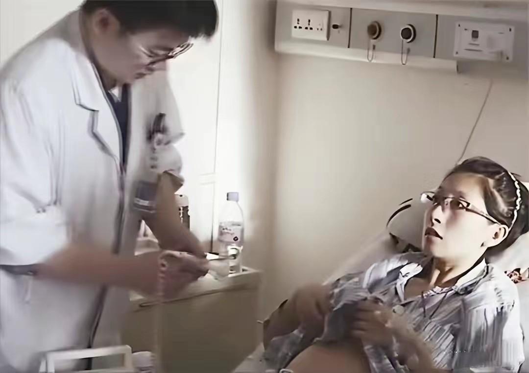 他的沉默反而引发了更大的风波,事实上韩诗俊是在张丽君去世4年后,才