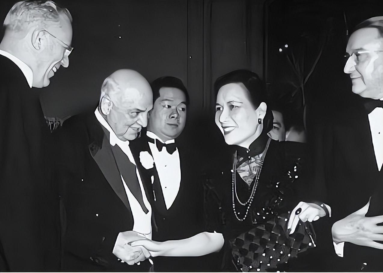 宋美龄有多狠?两次建议美国对大陆投放原子弹,杜鲁门:就是贼!