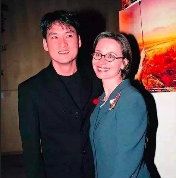 1986年,事业稳定之后,周华健向康粹兰求婚,俩人举行了一个简单的婚礼