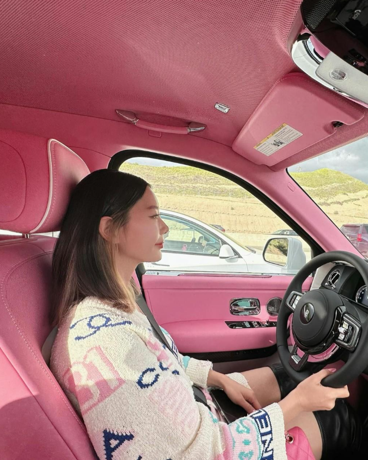 女星克拉拉获老公赠劳斯莱斯,粉红车厢极梦幻,住半亿豪宅当阔太