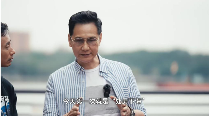 剧外的陈启泰亦是一个专情的男人,妻子陈懿恒是一位钢琴老师,学历很高