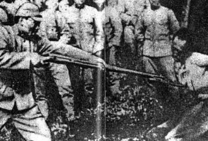 不要被电视剧骗了,这才是日本鬼子的样子,照片拍摄于不同年份