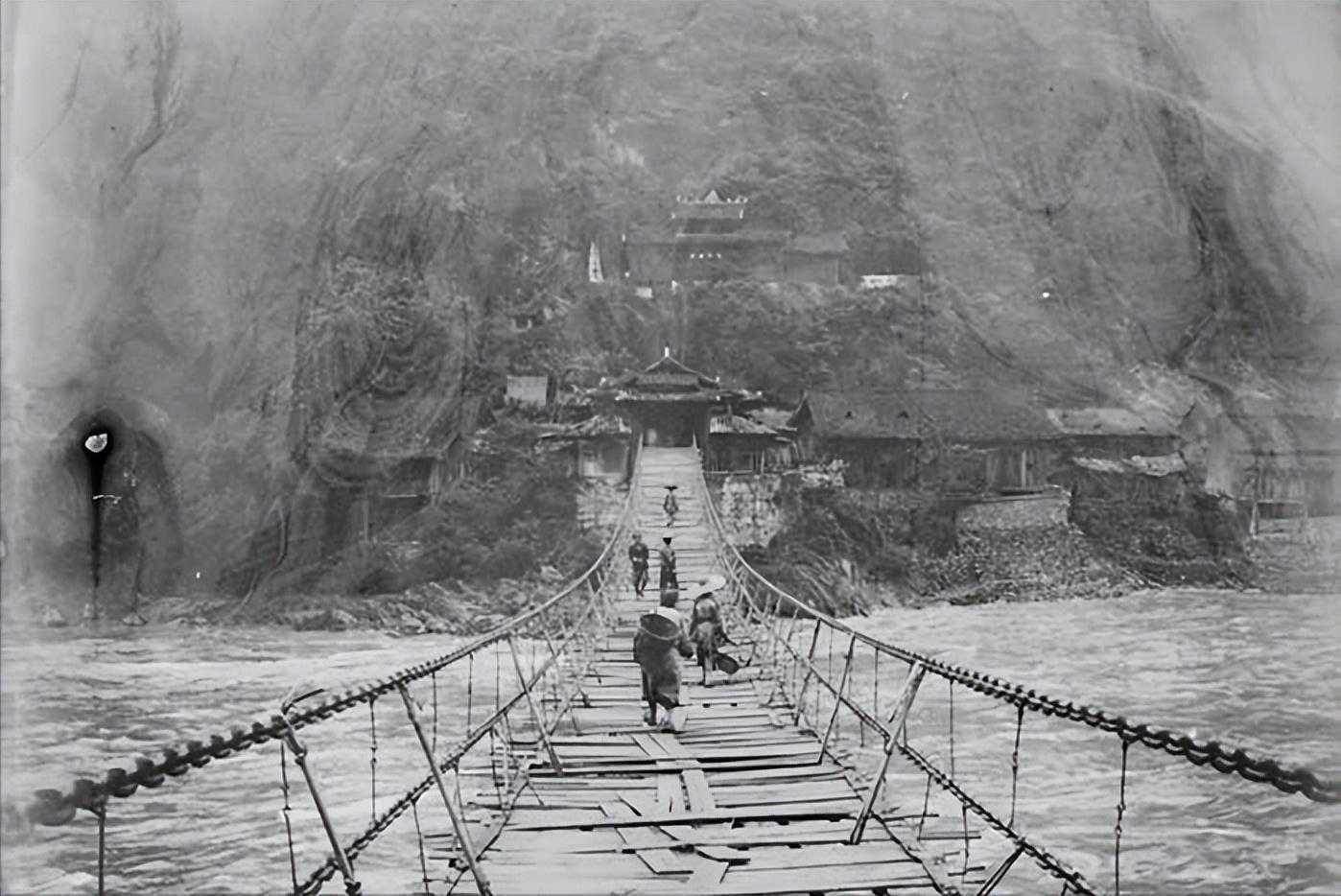 72岁杨成武重回泸定桥,老泪纵横:怎么就我一个了,你们都在哪