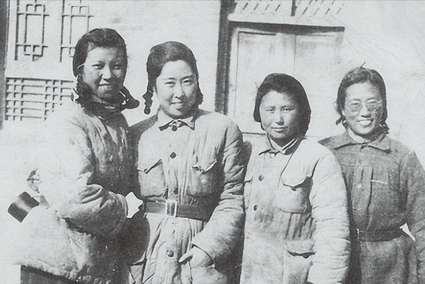 2006年,王光美临终前艰难拱手向女儿作揖,女儿痛哭:我承受不起