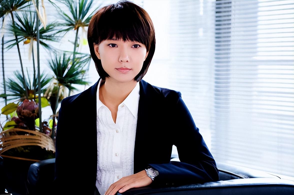 但王珞丹的高光期很短,口无遮拦把内娱比做"猪圈",事业开始走向下坡路