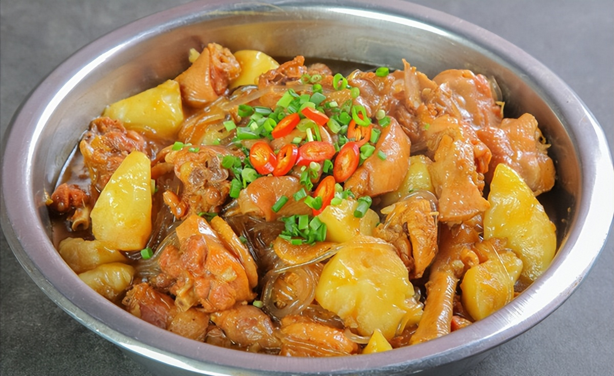 炖煮鸡肉时,采用不同于传统的烹饪方法,避免焯水,用浸泡和腌制代替