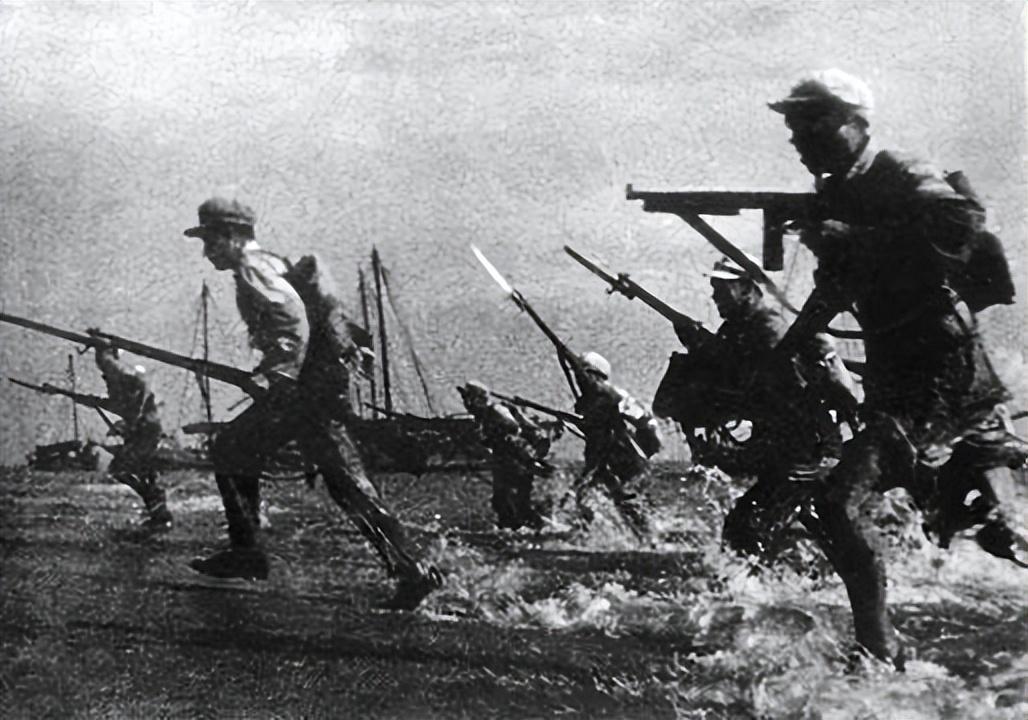 就在船工们日夜忙着改造木帆船的时候,符振中和韩先楚已经回到了雷州