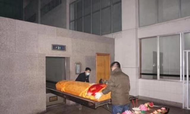 2017年初,陆丰河东镇的富商黄培坚大限将至,他罹患肺癌晚期,即使多年