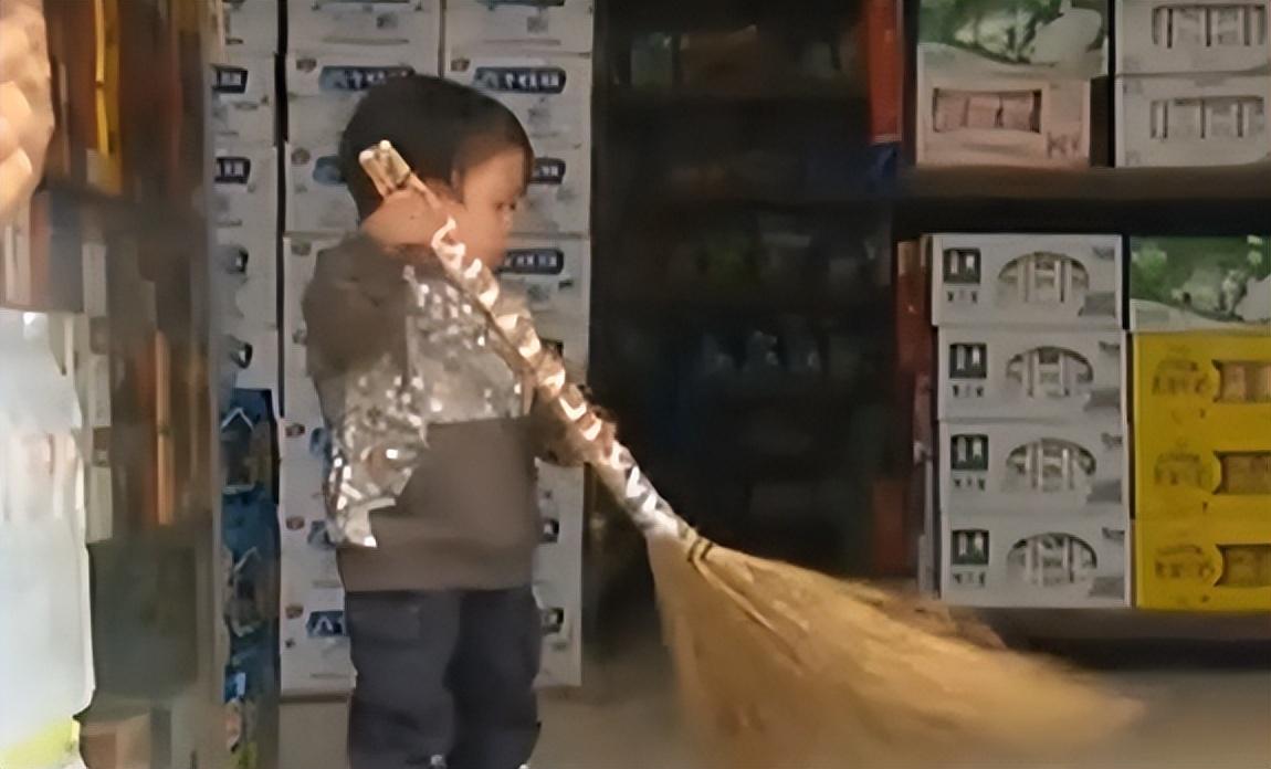 小矮人照进现实自从妈妈离开之后,吴康就整天闷闷不乐的,在他看来是