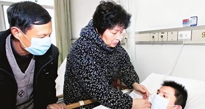 2008年,正在工作的叶海斌再一次吐血被送进了医院进行抢救.