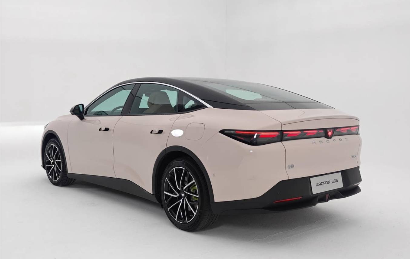 起极狐阿尔法s5以19.98万元的价格开始了正式的预售活动