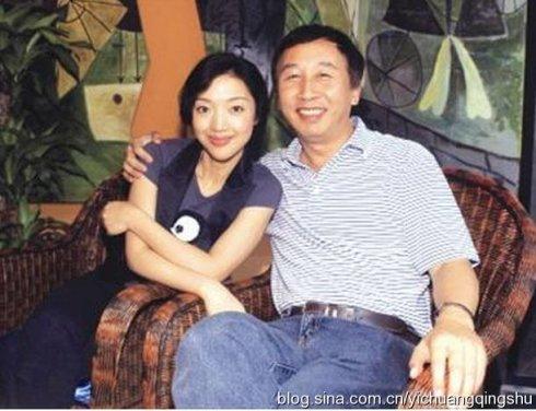 尤小刚:三婚娶小30岁的周庭伊,生了俩儿子,71岁的他不敢休息