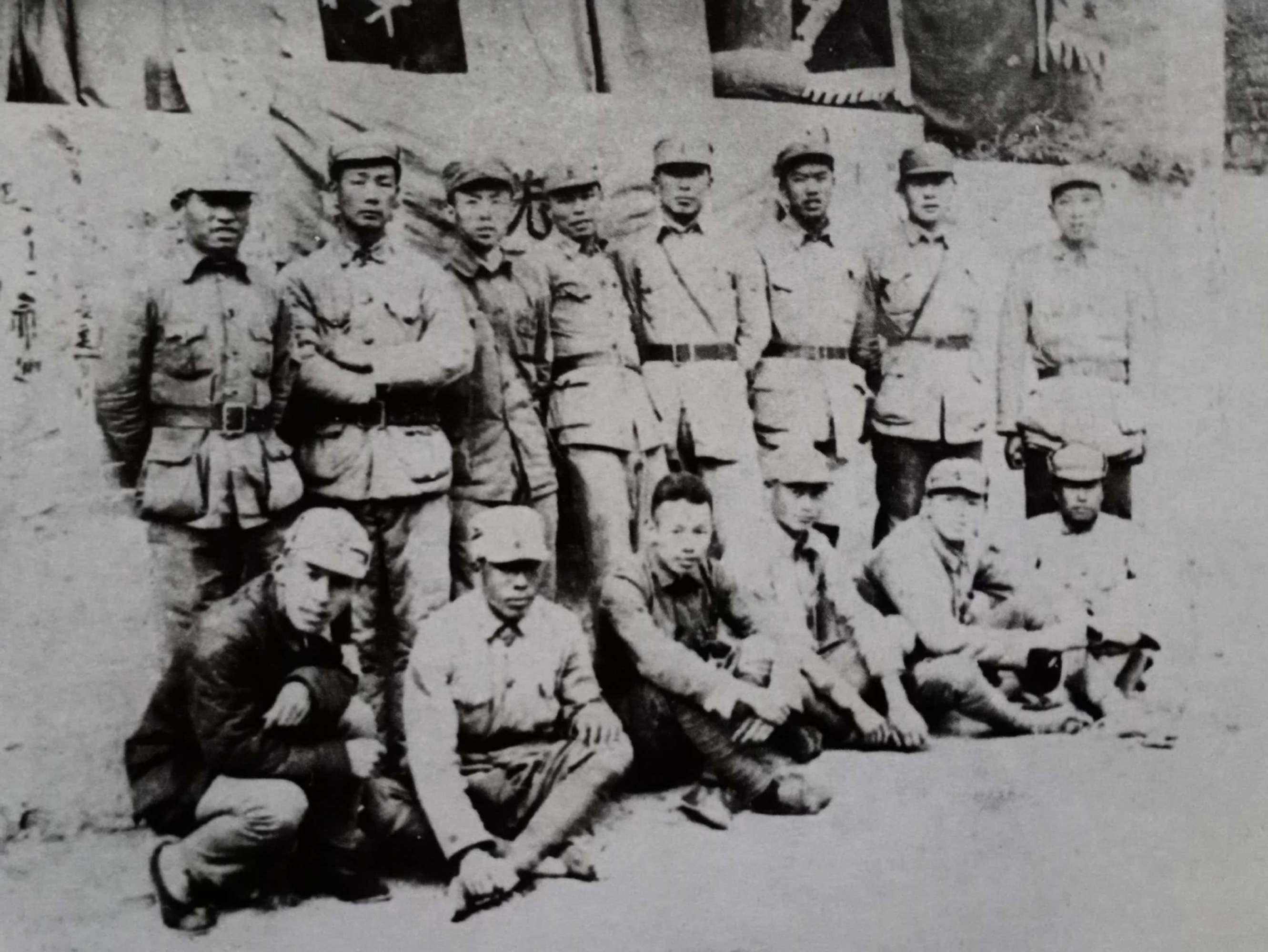1937年周总理在劳山遇刺,32名警卫仅剩4人,到底是谁如此大胆?