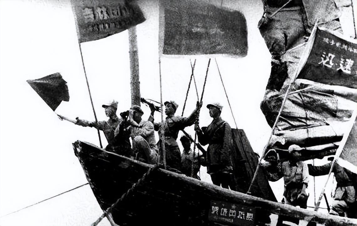 就在船工们日夜忙着改造木帆船的时候,符振中和韩先楚已经回到了雷州