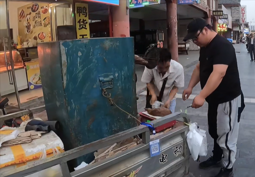 回顾:江苏男子被嘲"丧尸",老婆也跑了,他靠卖烤红薯走红全网