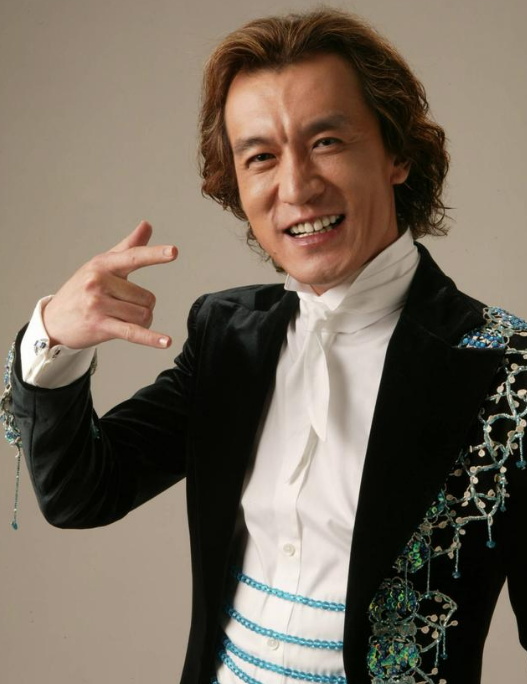 李咏出生在新疆,1991年央视招收应届毕业生做播音员,李咏通过层层筛选