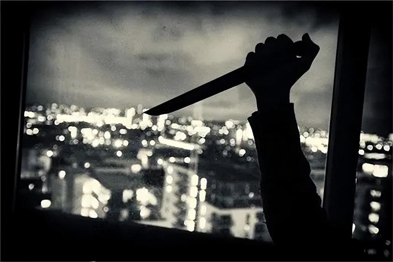 2002年,杀人犯潜逃海外,在缅甸警局当看守所所长,娶警花当老婆