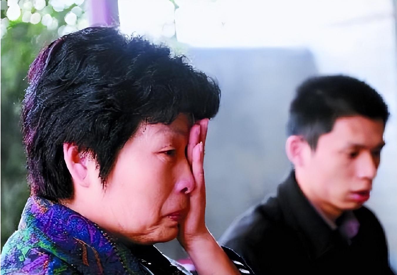 2008年,正在工作的叶海斌再一次吐血被送进了医院进行抢救.