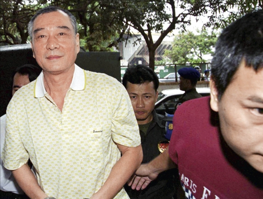 由于他认识几个字,因此来到台湾后被选入"政干班"学习,之后考入台北