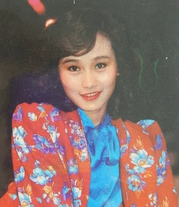 凭着《踏浪》这首歌,沈雁签约歌林唱片公司,此时的歌林捧红一大批歌星