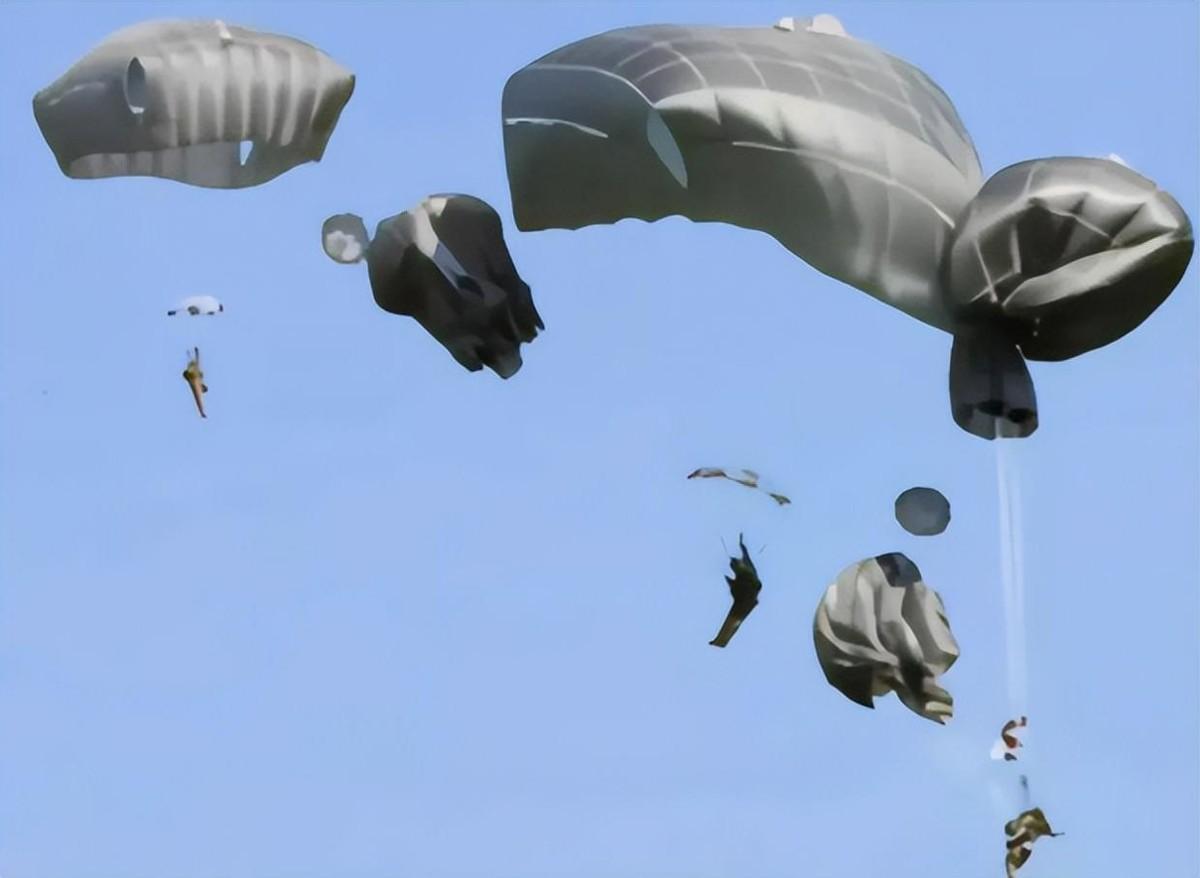 印度伞兵上演集体葬礼,降落伞竟打不开