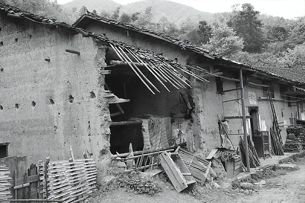 90岁抗日老英雄,档案烧毁无法享优待,来博物馆后:这照片上有我