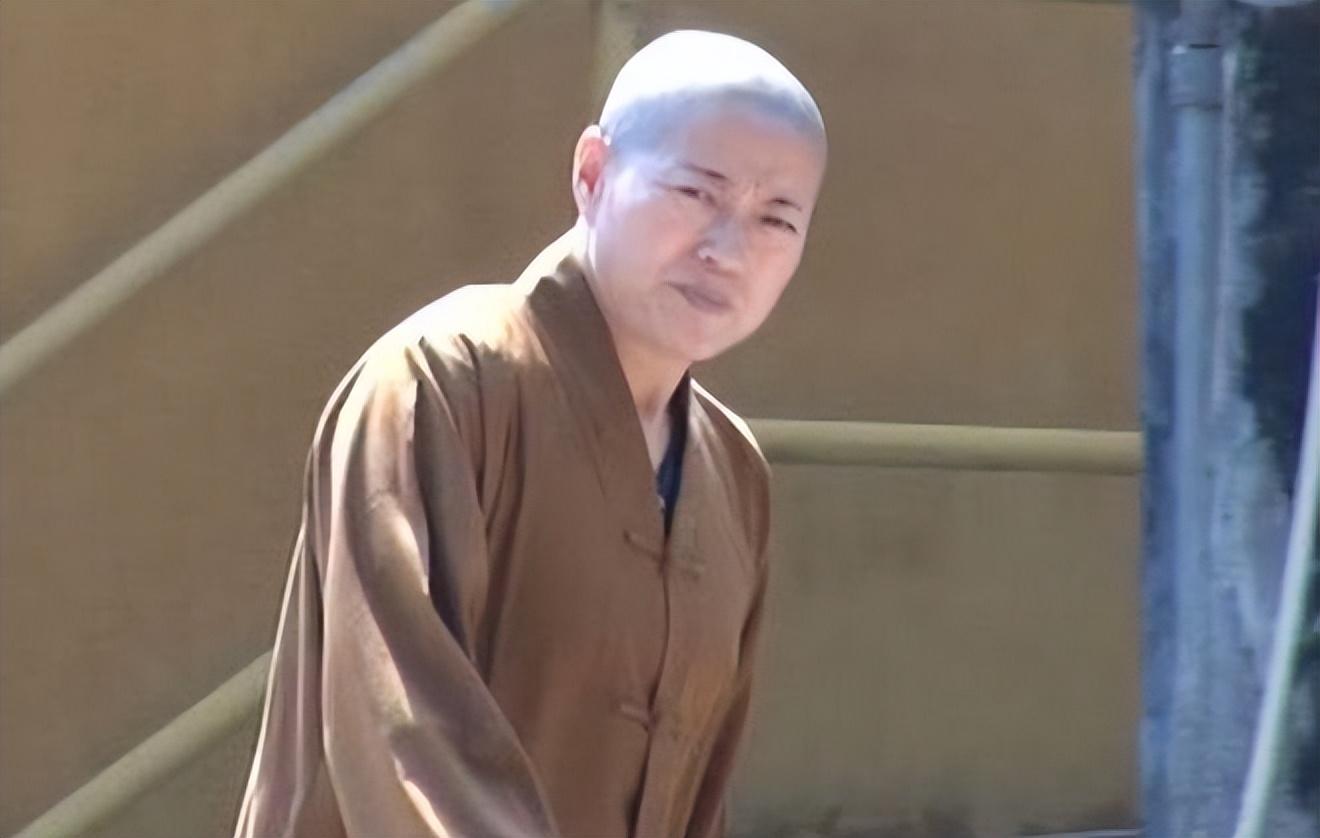 回顾尼姑开豪车住别墅,与2个和尚结婚,东窗事发时,屋里还藏着假发