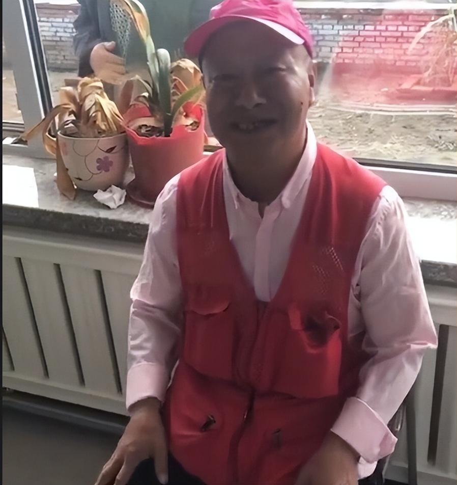 原来在2014年的一场车祸中,翟波受重伤后留下了后遗症,失去了大部分