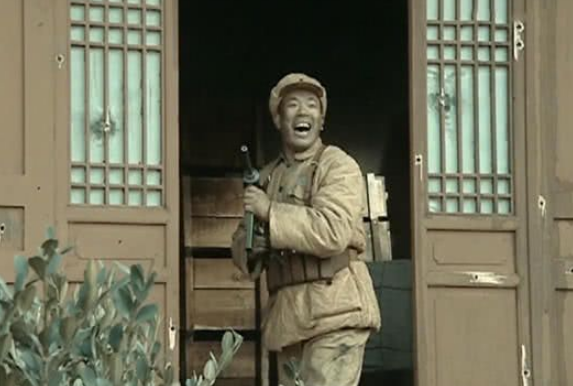 谢宝庆(张国荣饰)身经百战的和尚却死在了黑云寨二当家的枪下,不仅