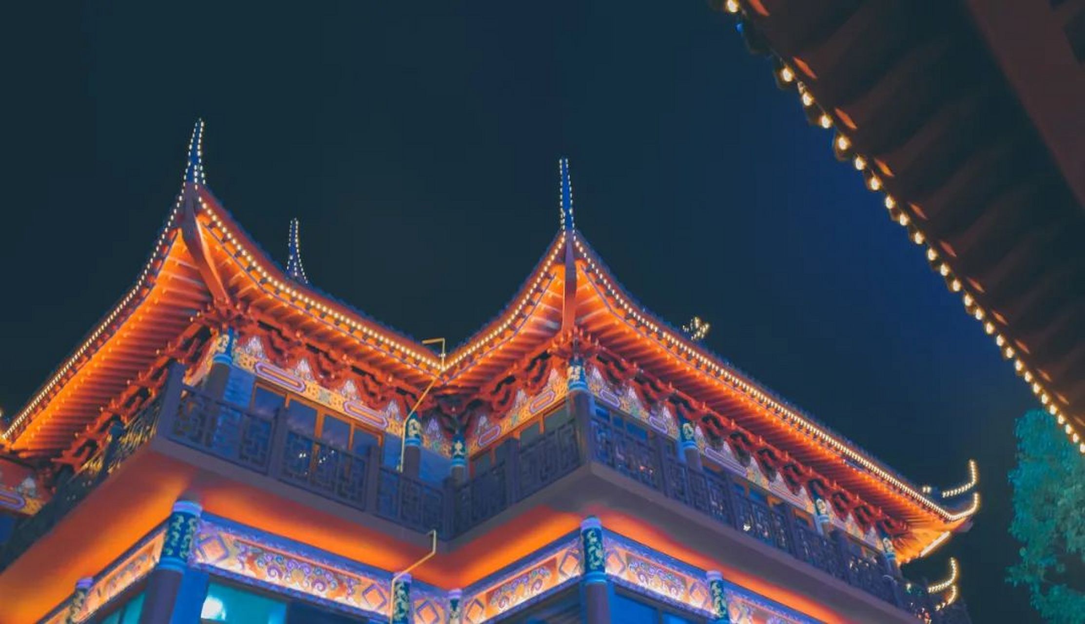 四川美景引发热议,特别是眉山的东坡印象水街,被誉为"大宋不夜城".