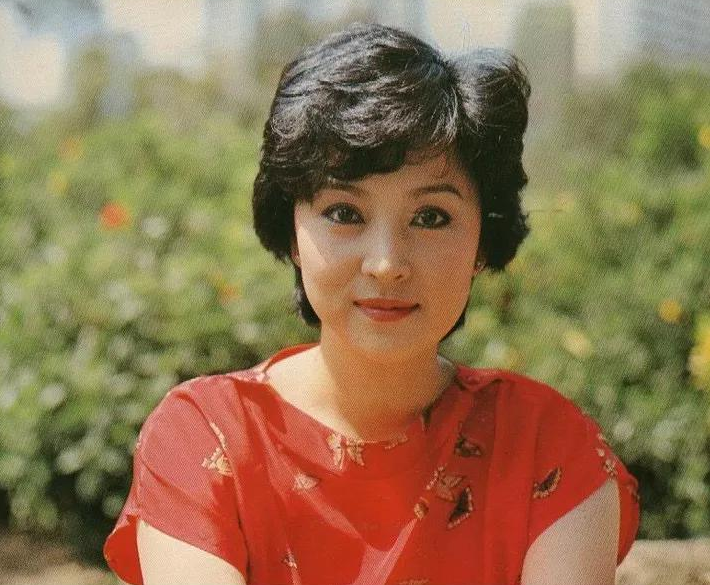 个风华绝代的女人出现在了他生命之中,让他有了成家的冲动,她就是甄珍