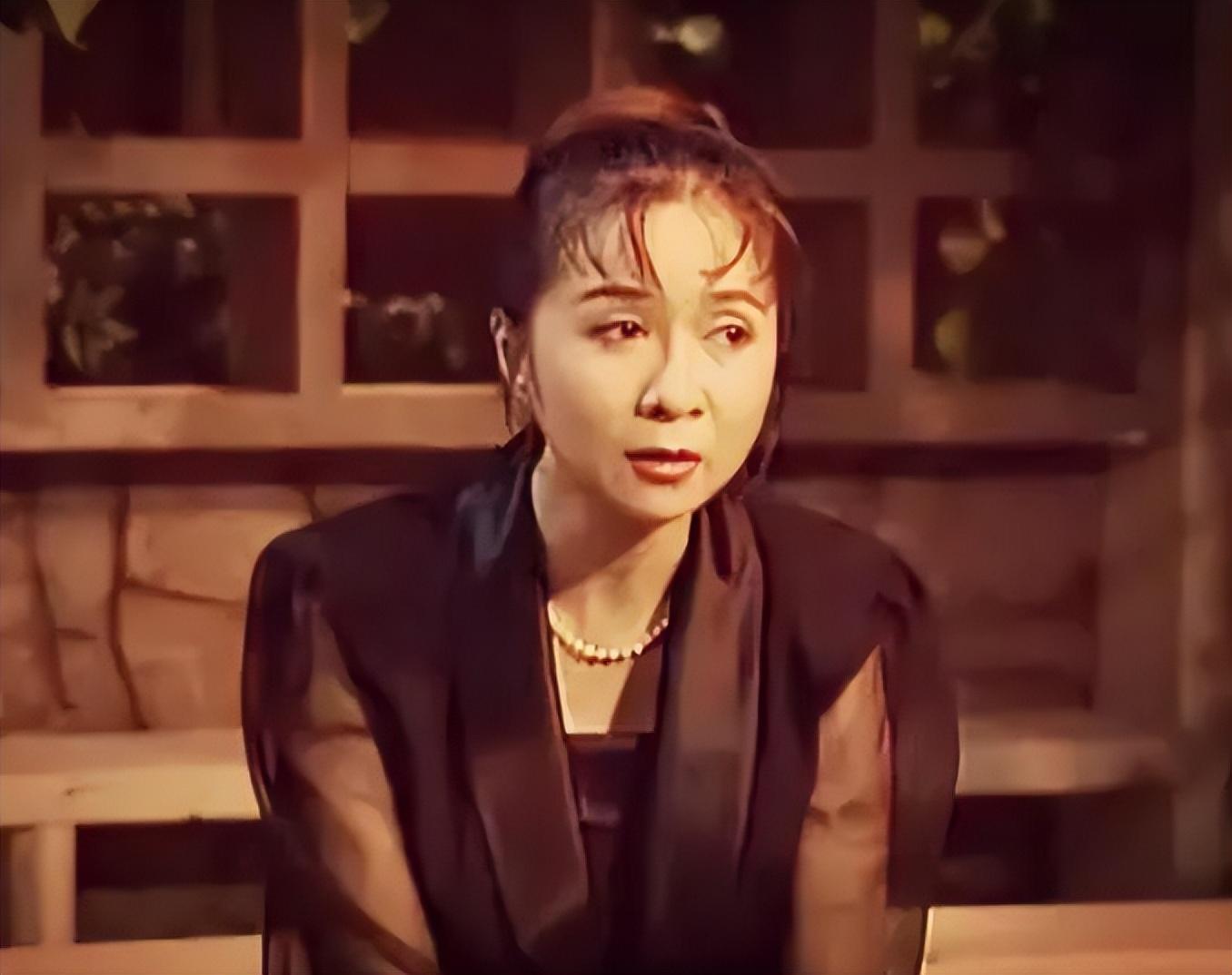 在上小学四年级的时候,蔡明就被选中出演《海霞》中的小海霞,就是这次