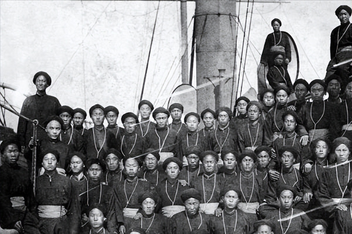 1950年,解放军接管被遗忘4年的边境哨所,意外发现8名国民党士兵